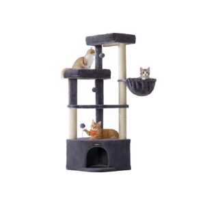 Feandrea kissapuu, jossa on suuri luola ja useita leikki- ja makuualustoja