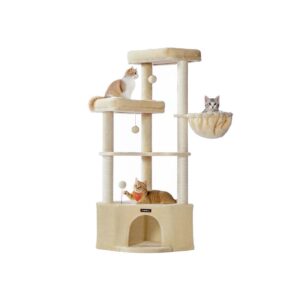 Feandrea kissapuu, jossa on suuri luola ja useita leikki- ja makuualustoja